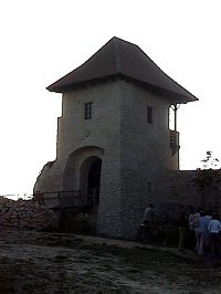 Zrekonstruowana wiea z bram wjazdow, fot. D. Orman [2005]