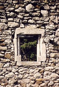 Fot. Zbigniew Bereszyski - Mirw. Okno z pnogotyckim, bogato profilowanym obramieniem kamiennym
