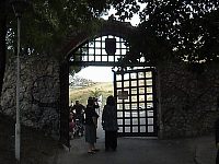 Fot. Dariusz Orman - widok na współczesną bramę prowadzącą z rynku na zamek