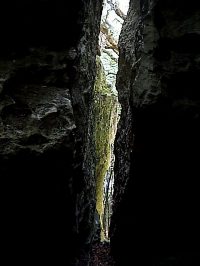 Fot. Dariusz Orman - Widok z wntrza Diabelskich Mostw przez szczelin skaln na zachd 
