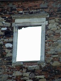Fragment ocalaego obramienia okiennego w pn.-zach. murze, fot. D. Orman