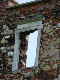 Zamek w Siewierzu, zachowane kamienne obramowanie okna, fot. D. Orman [2008]