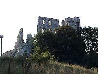 Ruina redniowiecznej warowni bobolickiej - widok od wschodu, fot. D. Orman