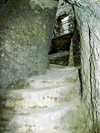 Wejcie do Kurzej Stopy, kamienne schody w szczelinie skalnej, fot. Z. Bereszyski